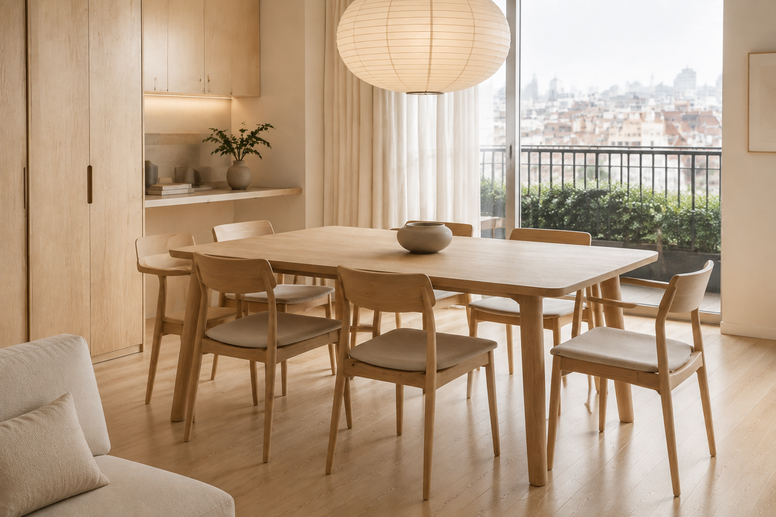Comedor de roble claro del proyecto Apartamento Sereno